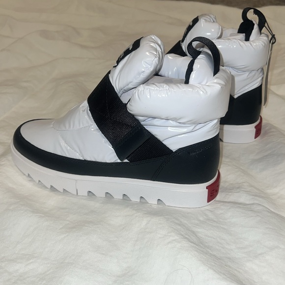 SOREL Women’s Joan Of Arctic Strap Puffy - Picture 2 of 4